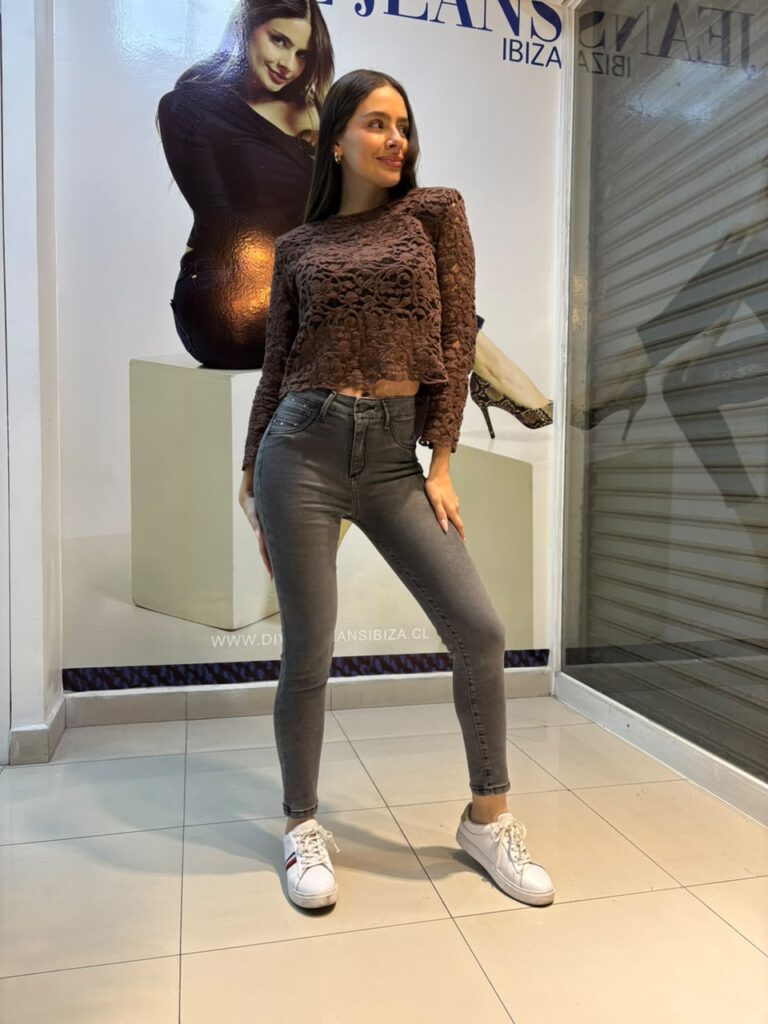 JEANS SARAH GRIS DIVINE 2026